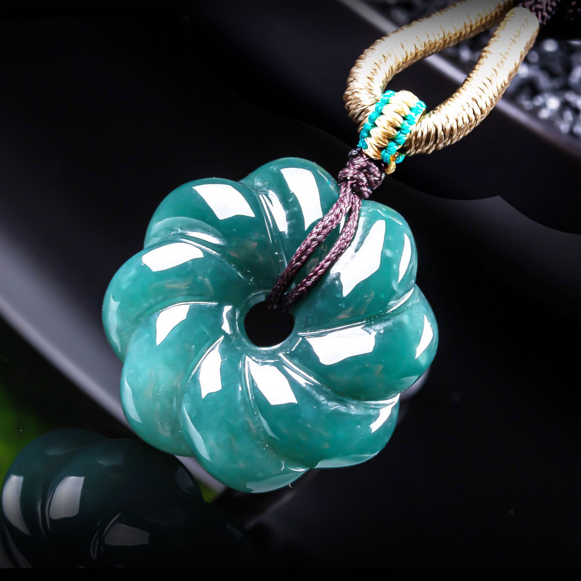 Women Accessories Products - قلادة زهرة من اليشم البورمي الطبيعي،